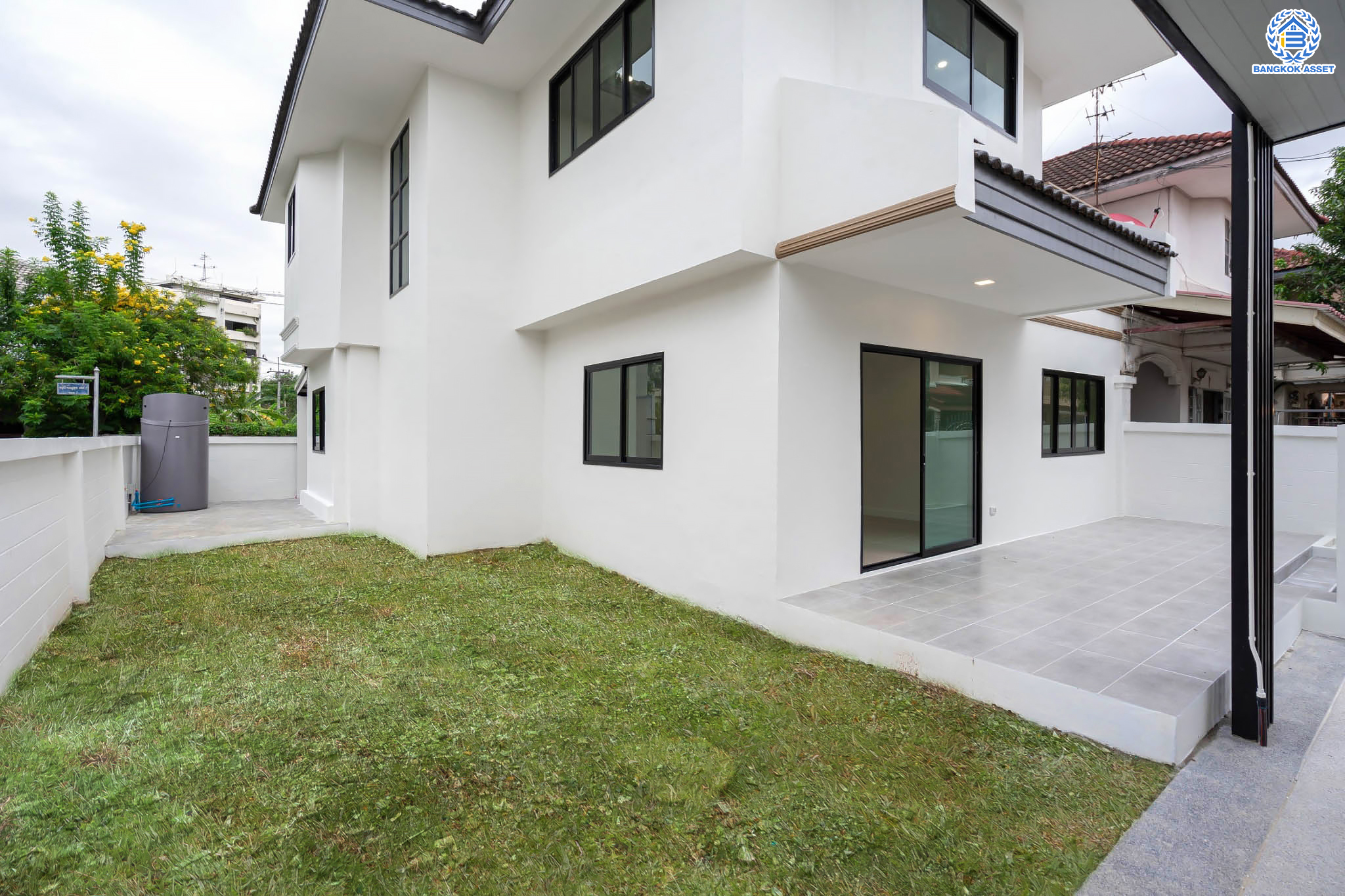 บ้านมือสองตกแต่งใหม่ ม.สัณห์ติสุข สรงประภา บ้านแฝดหลังมุม เนื้อที่ถึง 51.8 ตร.ว. ฟังก์ชัน 3 ห้องนอน 2 ห้องน้ำ 1 ห้องอเนกประสงค์ จอดรถได้ 2 คัน บนทำเลศักยภาพ เชื่อมต่อหลายเส้นทาง ใกล้ทางด่วน "ศรีรัช" และโรบินสัน ศรีสมาน